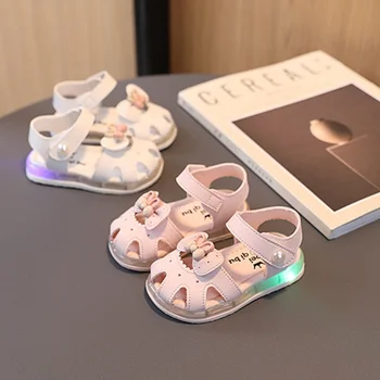 Летние Сандалии для маленьких девочек 2023 года, милая обувь со светодиодной подсветкой, обувь для малышей на мягкой подошве, сандалии принцессы с мигающим светом для девочек