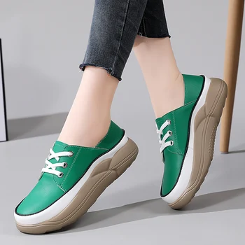 Новинка 2023 года, весенне-летняя женская кожаная повседневная обувь для девочек в корейском стиле на толстой подошве, трендовая вулканизированная обувь, женские кроссовки