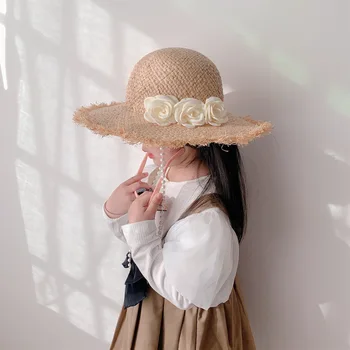 Новинка 2023 года, Соломенная шляпа с жемчужным цветком на подтяжках для девочек, круглый верх с большими полями, солнцезащитный крем и защита от ультрафиолета